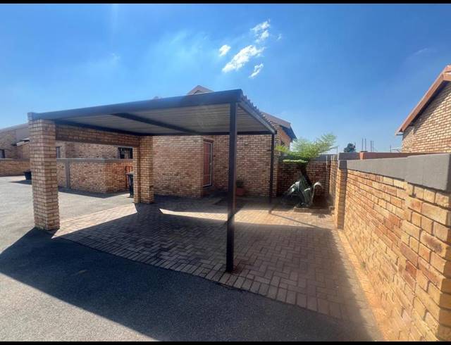 2 BEDROOM TOWNHOUSE FOR SALE IN GREENHILLS